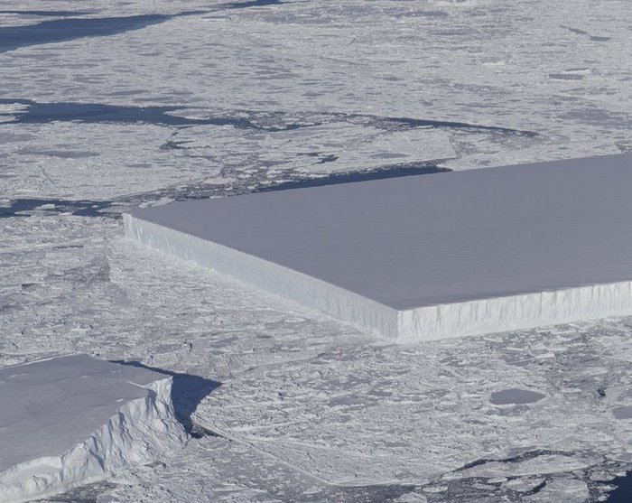 In Antartide un iceberg rettangolare