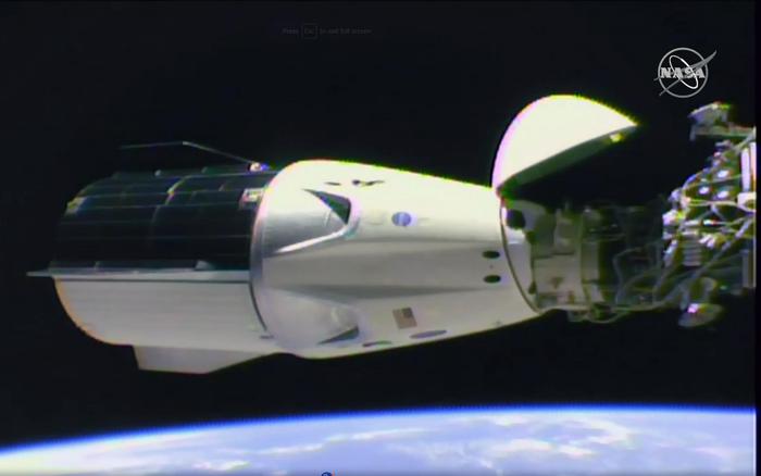 La capsula Dragon agganciata alla Stazione Spaziale