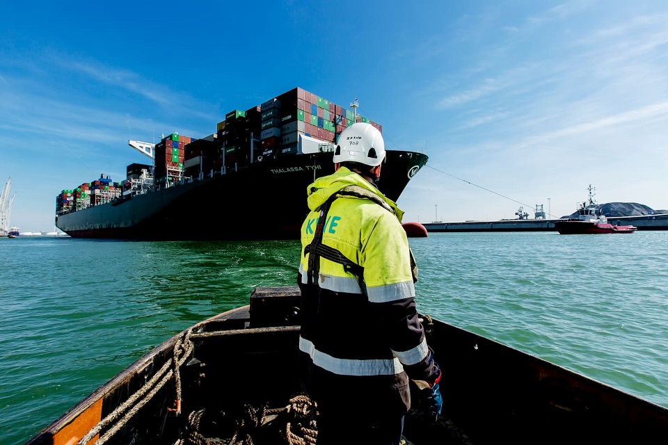 Sostenibilità e shipping: container al porto di Rotterdam (Ph. Eric Bakker)