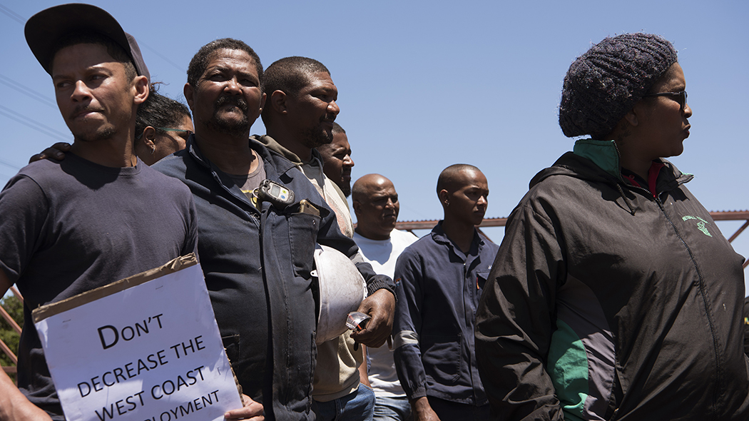 Lavoratori sudafricani protestano per la possibile chiusura di un impianto dell'Arcellor Mittal vicino a Città del Capo (foto: BOSCH/AFP via Getty Images)