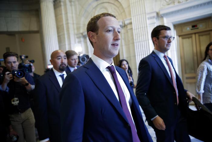 Facebook: 23,4 mln in sicurezza e viaggi aerei Zuckerberg