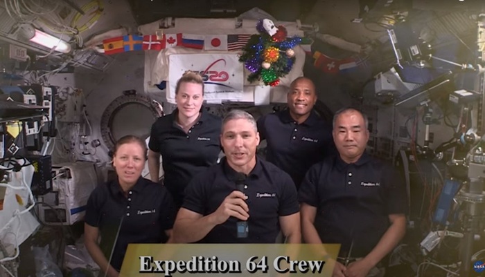 Auguri dalla Stazione Spaziale, gli astronauti celebrano la resilienza VIDEO