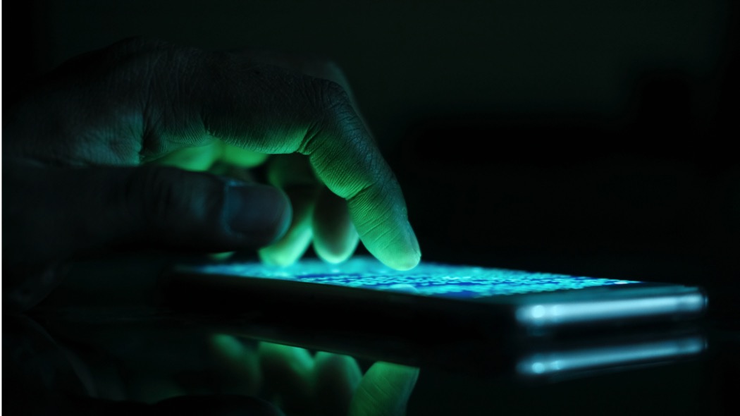 Hacker viola uno smartphone (Getty Images)