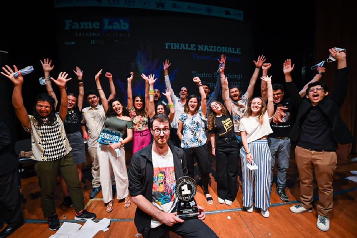 Famelab 2021, il talent della scienza allo studente Michele Dusi