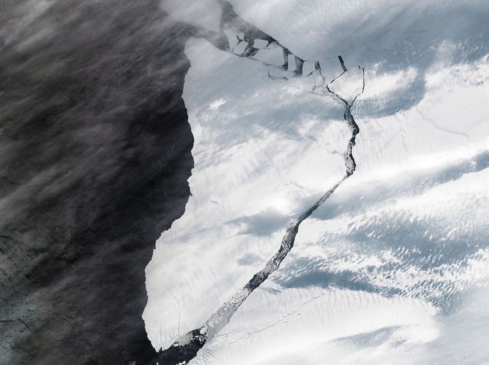 Antartide, iceberg sfiora le coste vicino base ricerca Uk
