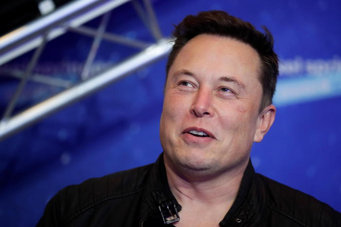 Tesla: Elon Musk annuncia l’arrivo del robot umanoide