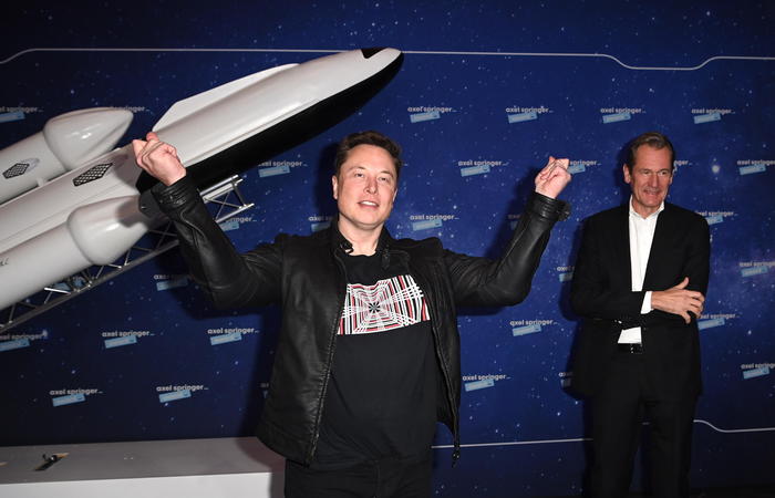 Elon Musk vale 236,2 miliardi, più di Gates e Buffett insieme