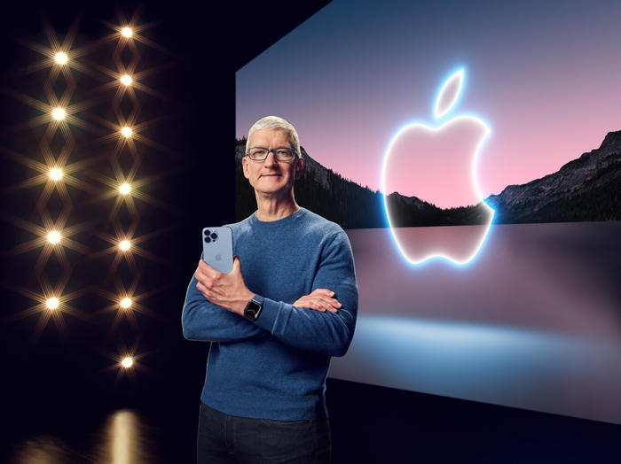 Apple: a Tim Cook quasi 100 milioni di compenso nel 2021