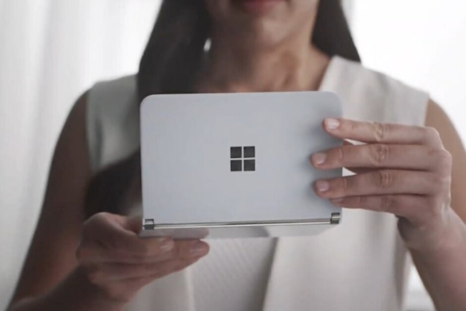 Microsoft Surface Duo ce l’ha fatta: finalmente arriva Android 11