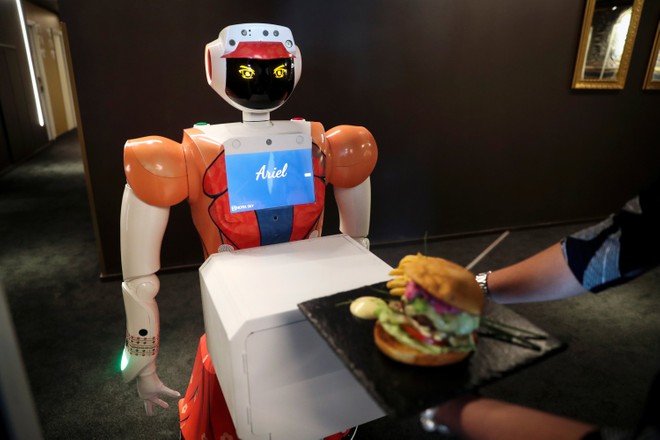 I robot ci sostituiranno al lavoro, ma con quali diritti? | Video
