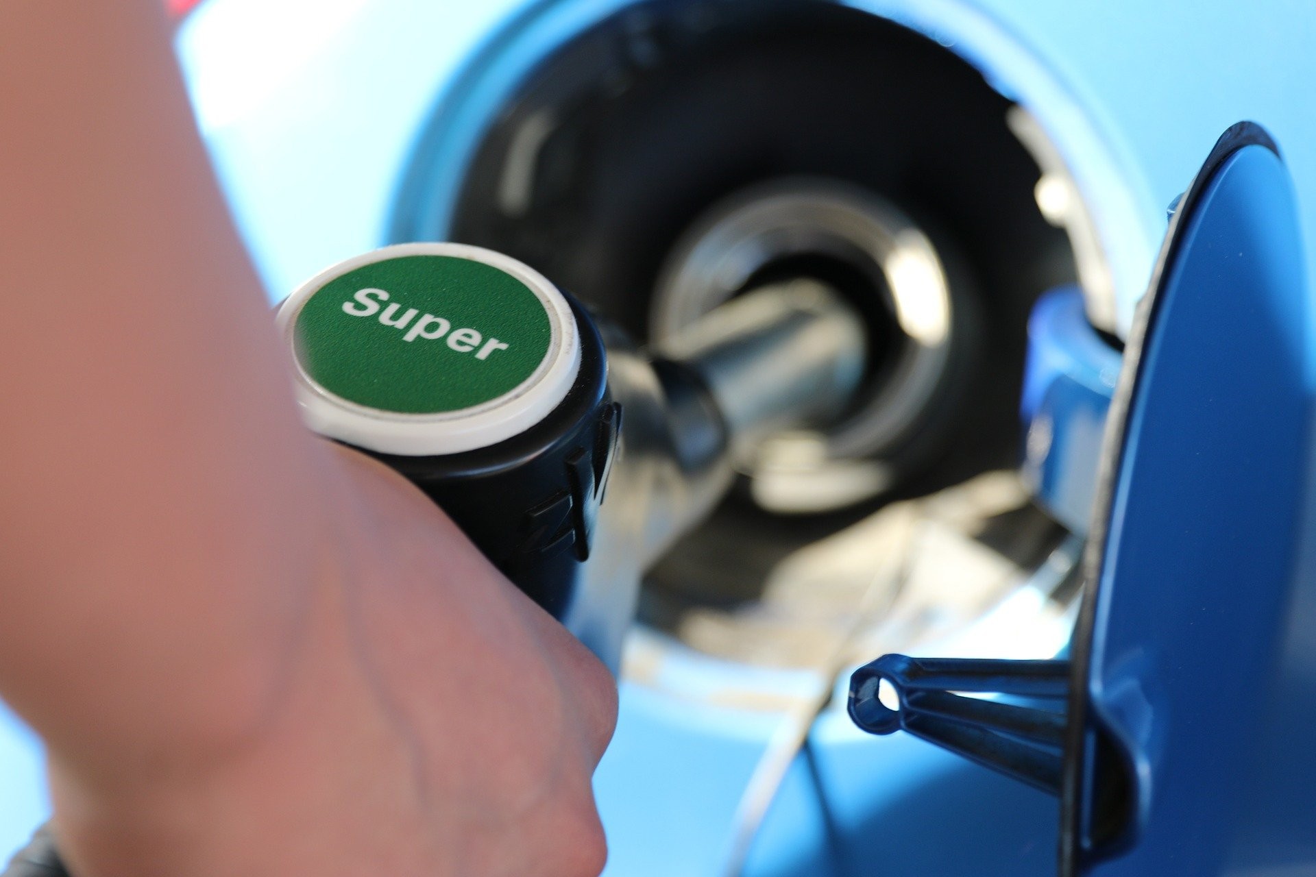 Caro carburante, decreto in Gazzetta Ufficiale: tagli prezzo benzina e come risparmiare | Video