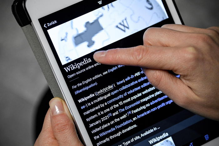 Mosca minaccia blocco Wikipedia, false informazioni