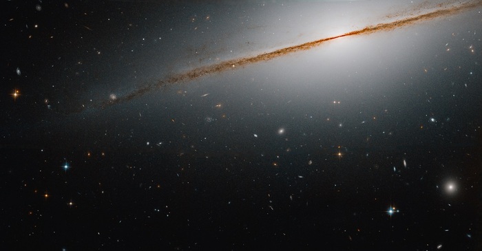 Un piccolo ‘sombrero’ cosmico ripreso dal telescopio Hubble