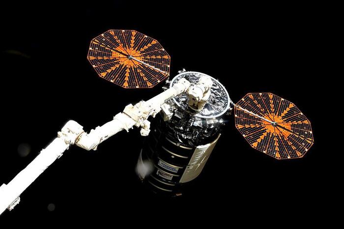 Il cargo Cygnus lascia la Stazione spaziale, salutato da AstroSam
