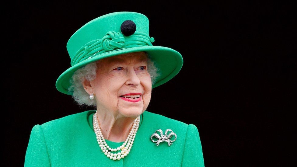 The Crown 6, riprese sospese per la morte della Regina Elisabetta