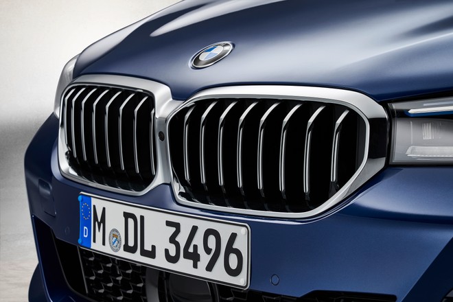 BMW i5, nuove foto spia: il debutto della nuova elettrica è sempre più vicino