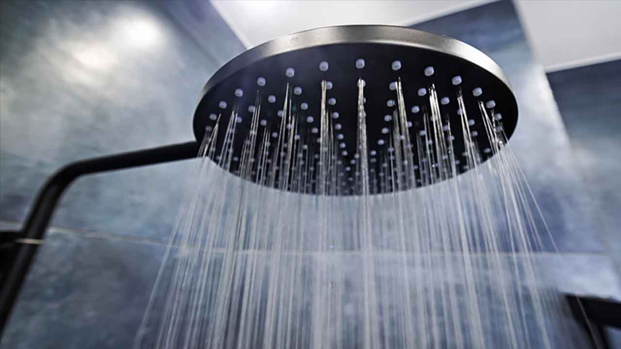 Caro bollette, il risparmio può partire dalla doccia: con questo ‘trucco’ il risultato è assicurato