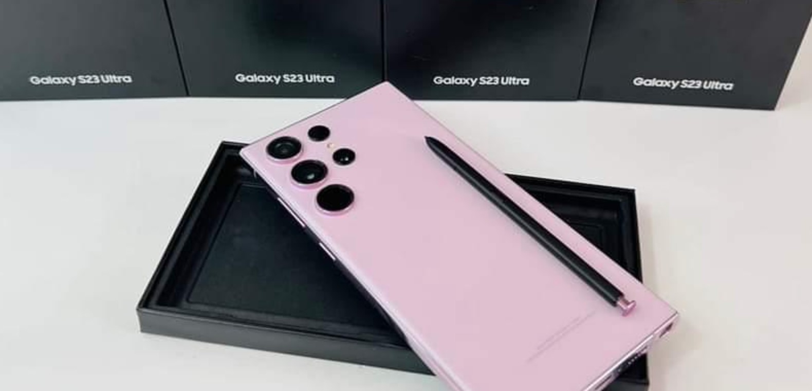 Galaxy S23 Ultra raggiunge i primi negozi: le foto delle confezioni di vendita