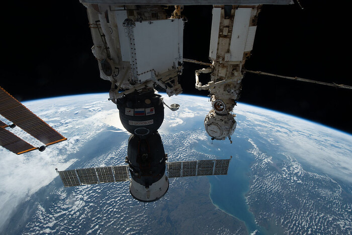 Soyuz, per Roscosmos ha subito un ‘danno meccanico esterno’