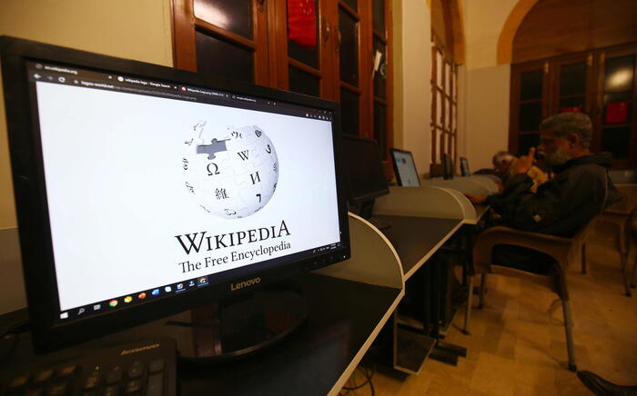 Wikipedia scritta dall’AI? Fondatore valuta possibilità
