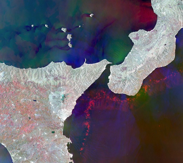 Scilla e Cariddi viste dallo spazio, per festeggiare il Mediterraneo