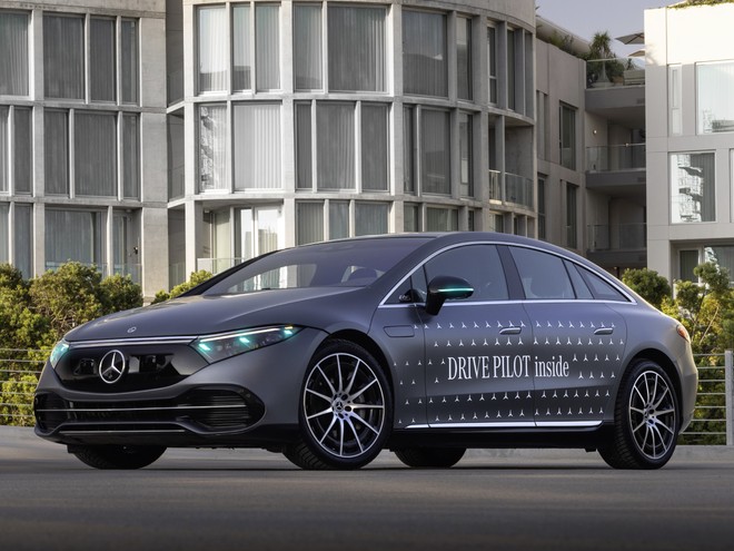 Mercedes usa le luci esterne turchesi per identificare la guida autonoma