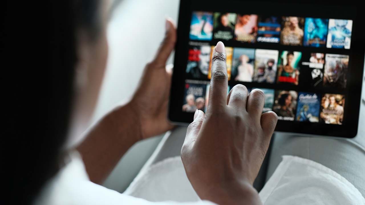 Streaming video, addio a costosi abbonamenti: la nuova piattaforma dal cuore africano batte tutti | Netflix e Disney+ messi in ginocchio