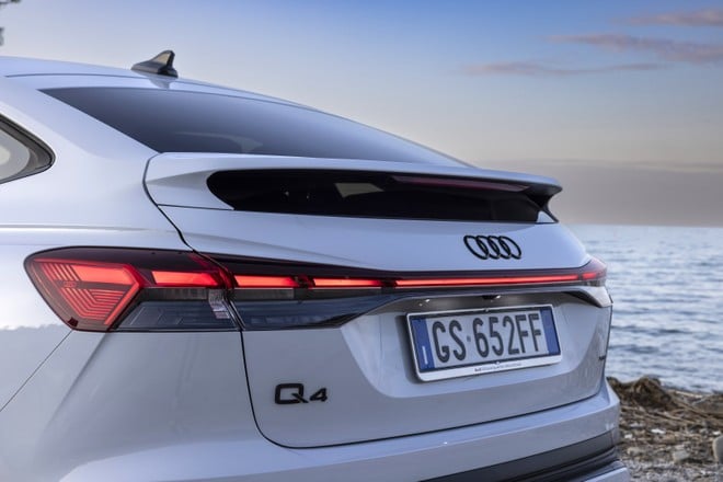 Audi Q4 e-tron (2024): non sembra, ma è cambiata e consuma meno | Video