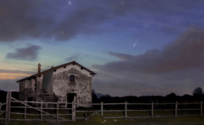 La cometa 12P dà spettacolo sopra un antico casale vicino Roma