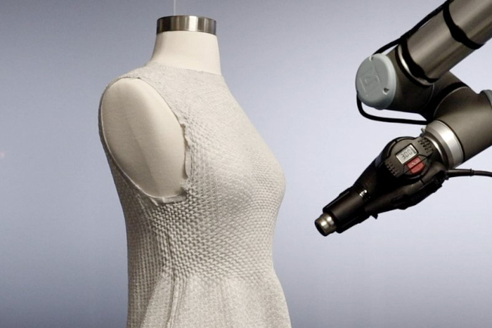Un robot sarto e tessuti smart per abiti su misura più sostenibili