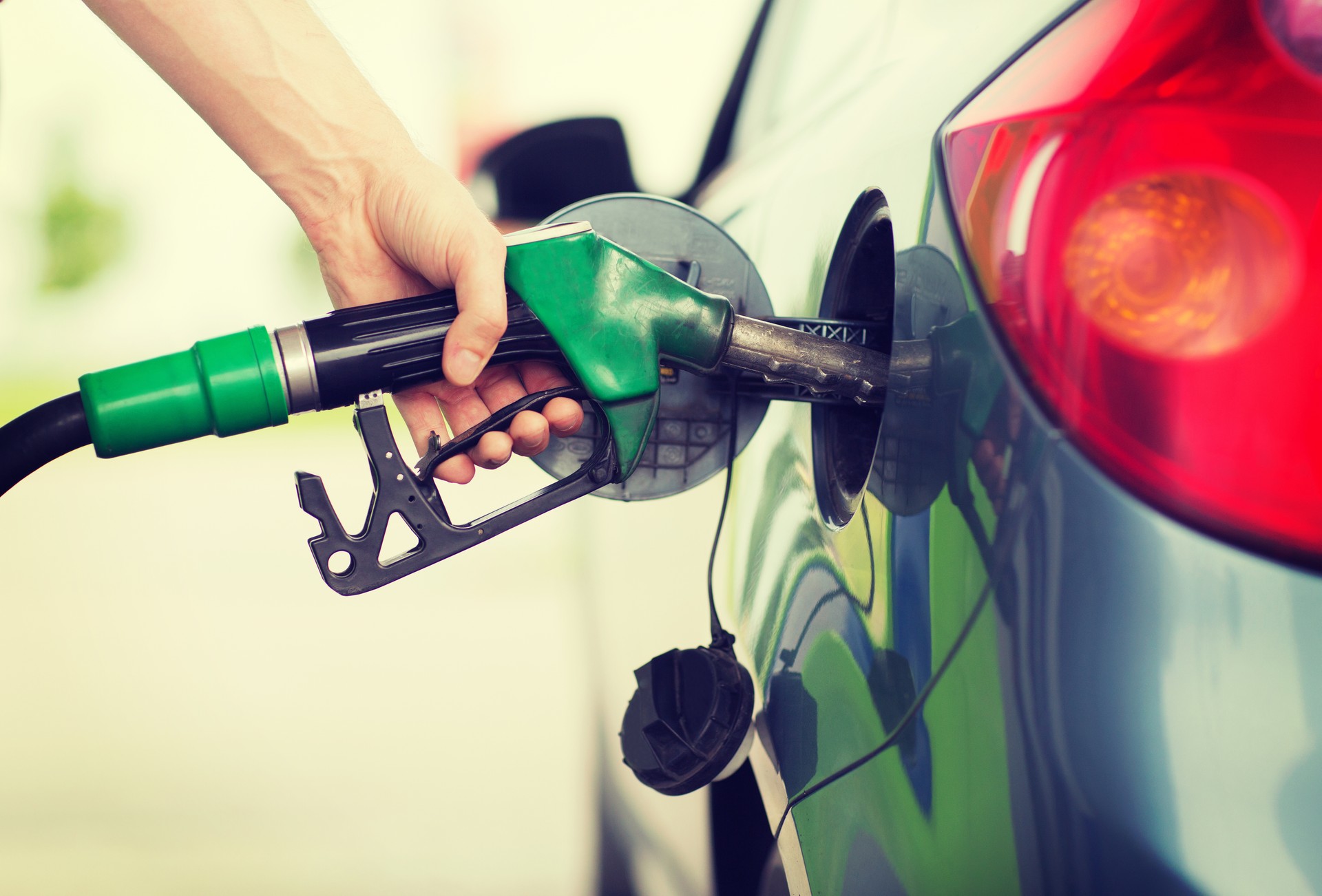 Prezzi carburanti: benzina ai massimi da 6 mesi