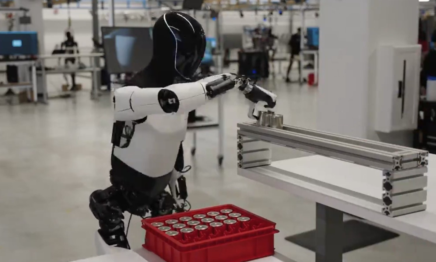 Tesla Optimus, un nuovo video mostra il robot umanoide mentre smista le batterie