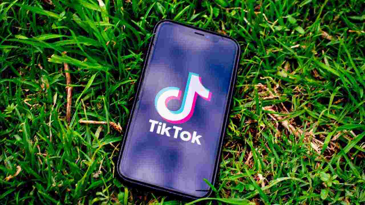 TikTok, utenti in trepidazione: arrivano le chat di gruppo