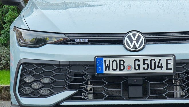 Prova Volkswagen Golf GTE: come va la “8