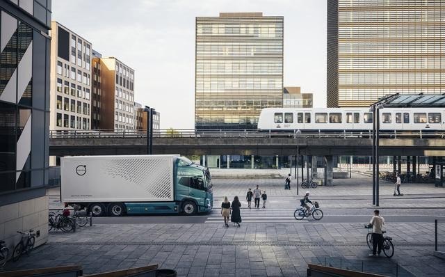 Volvo Trucks introduce due nuovi sistemi di sicurezza per proteggere pedoni e ciclisti