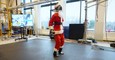 Robot Atlas vestito da Babbo Natale: la capriola è spettacolare | Video