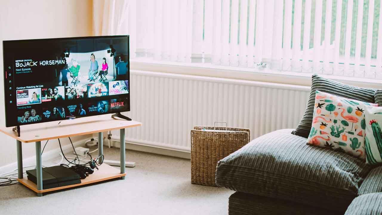 Quanto consuma la TV accesa tutto il giorno: é una cifra incredibile | Occhio alla bolletta