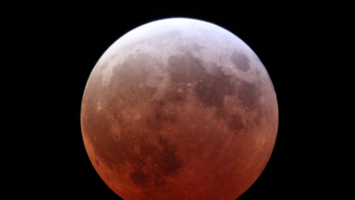 La Luna buia e rossastra nelle immagini dell’eclissi totale