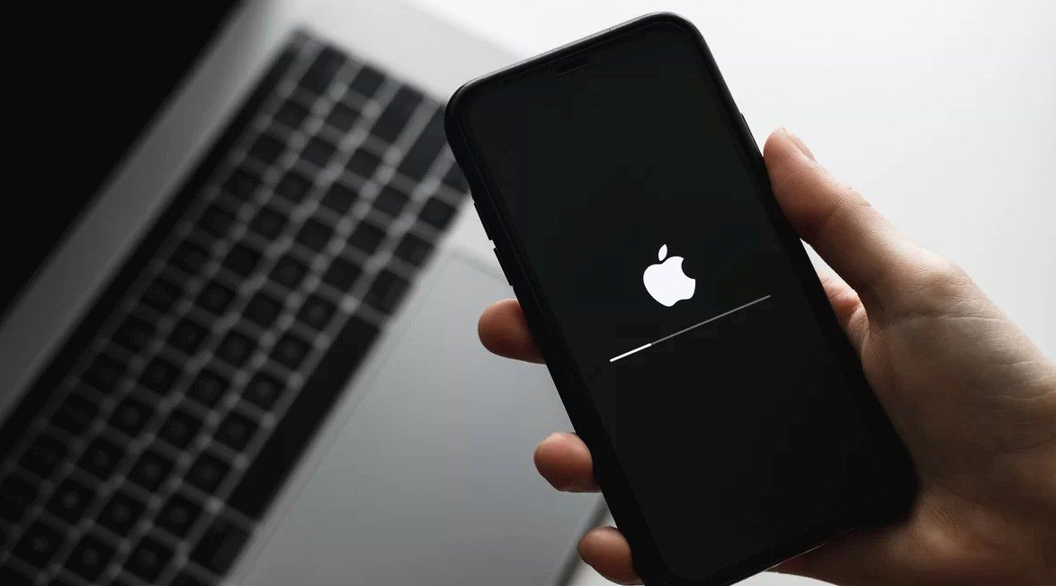 Apple, stop alla firma di iOS 18.4.1: bloccato il downgrade da iOS 18