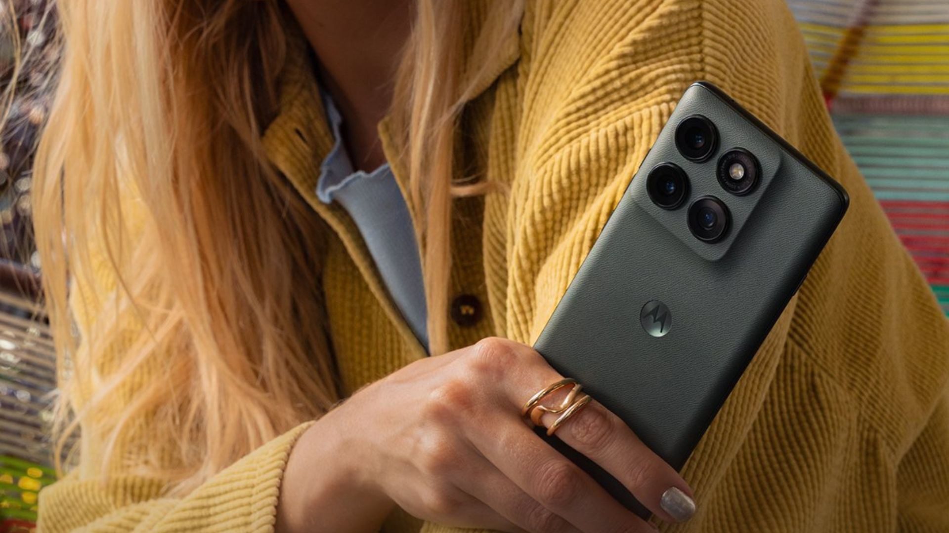 Motorola Edge 70 in tante nuove immagini: si punta ai bordi curvi