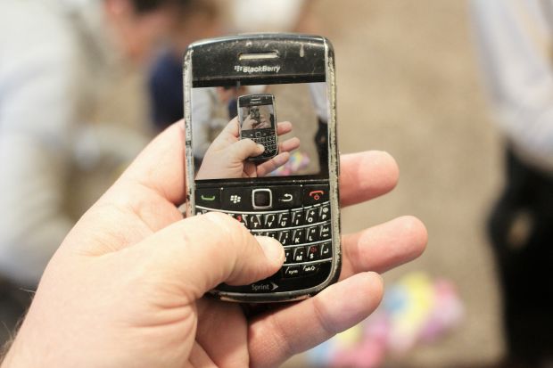Bitchat sfida WhatsApp: messaggi istantanei sicuri e crittografati, senza passare da Internet