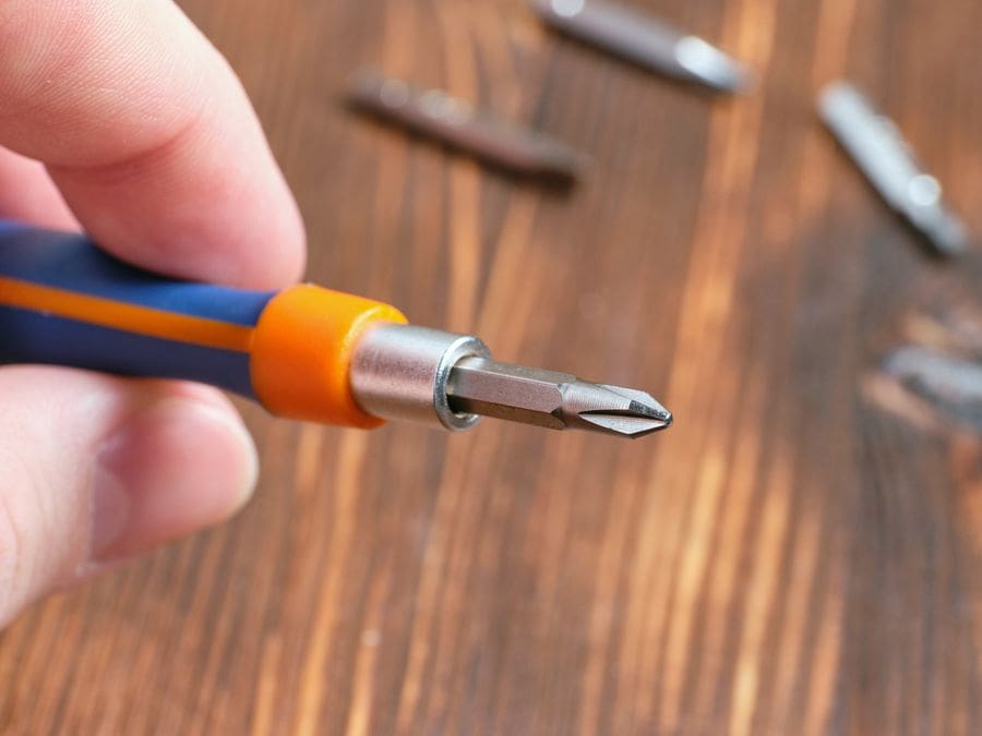 Troppi attrezzi in giro? Questo cacciavite intelligente li sostituisce tutti